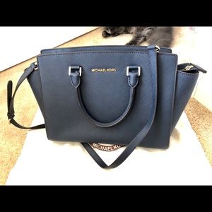 Like new Michael Kors Selma large Saffiano navy